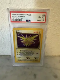 1999 POKEMON FOSSIL ZAPDOS-HOLO 1ST EDITION PSA 8 - Image 1