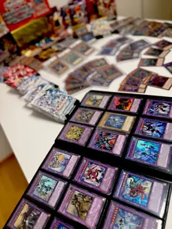 Große Yu-Gi-Oh Sammlung – ca. 7000 Karten, Decks, Zubehor & mehr – Komplettpaket - Image 3