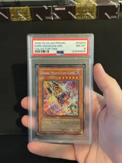 2005 YU-GI-OH! PROMO COLLECTOR TINS #EN004 DARK MAGICIAN GIRL PSA 8 - Image 3