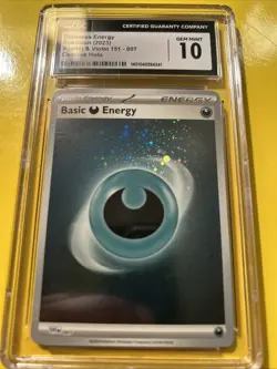 POKEMON: DARKNESS ENERGY #007🔥CGC 10 GEM🔥SCARLET & VIOLET 151-2023 COSMOS HOLO - Image 2