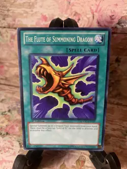 The Flute of Summoning Dragon - SDDC-EN027 - Common - 1st Edition - Yu-Gi-Oh! TC - Image 1