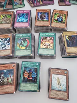 Yu-Gi-Oh Vintage Bulk Card Lot Primarily Vintage Common,rares And Holos - Image 3