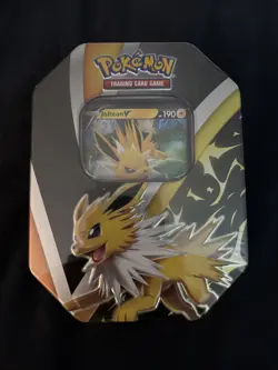 Pokemon TCG Eevee Evolutions Tin Jolteon V 820650809057 - Image 1