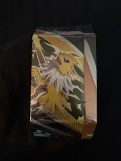 Pokemon TCG Eevee Evolutions Tin Jolteon V 820650809057 - Image 2