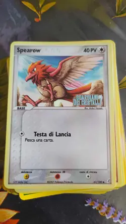 Spearow Holo Logo 61/100 Guardiani dei Cristalli Pokemon TCG ITA - Image 1