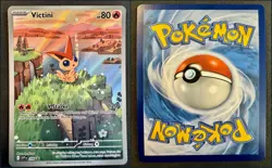 Victini 208 Holo Pokemon Karmesin & Purpur Black Star Promos SVP 2025 NM Deutsch - Image 2