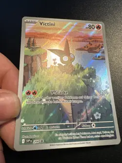 Victini 208 Holo Pokemon Karmesin & Purpur Black Star Promos SVP 2025 NM Deutsch - Image 3