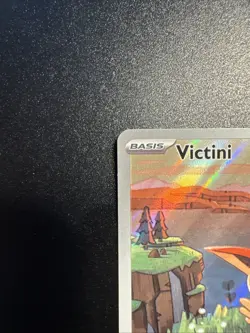 Victini 208 Holo Pokemon Karmesin & Purpur Black Star Promos SVP 2025 NM Deutsch - Image 4