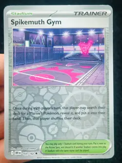 Spikemuth Gym 169/182 Reverse holo - LP-NM - Pokemon TCG Card - Image 1