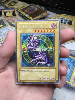 2002 Yugioh DDS-002 Dark Duel Stories Promo Dark Magician Prismatic Secret Rare - Image 3