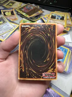 2002 Yugioh DDS-002 Dark Duel Stories Promo Dark Magician Prismatic Secret Rare - Image 4