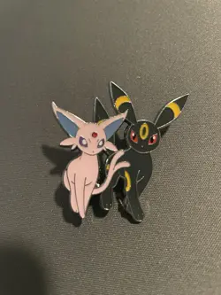 Pokemon TCG - Prismatic Evolutions Figure Collection Sleeves, Pin and Figurine - Image 2