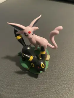 Pokemon TCG - Prismatic Evolutions Figure Collection Sleeves, Pin and Figurine - Image 3