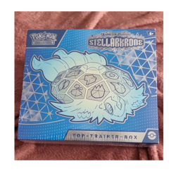 Pokemon TCG Karmesin & Purpur Stellarkrone Top-Trainer-Box Display Deutsch - Image 1