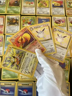 JUNLGE Bulk lot Binder 32 cards Pokemon HOLO rare Jolteon Flareon English Eevee - Image 1
