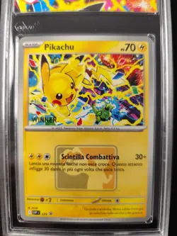 Carta Pokemon PSA PROMO PIKACHU STAMPED WINNER SVP 225 ITA RARo SCARLATTO BGS Ex - Image 5