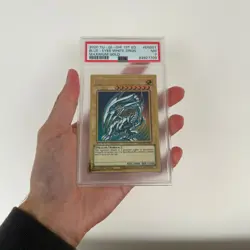 YuGiOh - Blue Eyes White Dragon 1st Edition - MAGO-EN001 Maximum Gold - PSA 7 - Image 2
