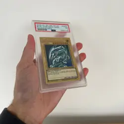 YuGiOh - Blue Eyes White Dragon 1st Edition - MAGO-EN001 Maximum Gold - PSA 7 - Image 3