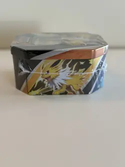 Pokemon Jolteon V Eevee Evolutions Tin 2021 Factory Sealed, 4 packs included - Image 3