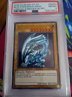 2018 Yu-Gi-Oh! BLUE EYES WHITE DRGN. #EN001 NM LGND.CLL.KAIBA MP PSA 8 1ST ED. - Image 1