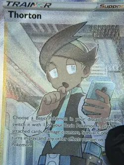 2022 TCG Pokemon #195 Thorton 195/196 Holo Full Art Trainer Lost Origin - Image 2