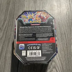 GERMAN - POKEMON SLASHING LEGENDS TIN - KORAIDON EX - BRAND NEW & SEALED - Image 3