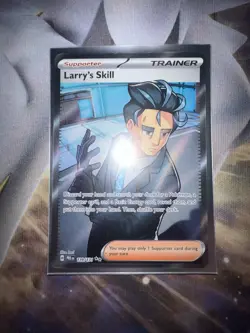 Larry’s Skill 139/131 Trainer - Prismatic Evolutions NM - Pokemon TCG - Image 1