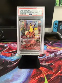 2023 POKEMON TRADITIONAL CHINESE SV-P PROMO #050 DETECTIVE PIKACHU PSA 10 - Image 2