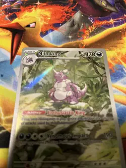 Pokemon TCG Nidoking Scarlet & Violet 151 Illustration Rare Card 174/165 C31 - Image 3