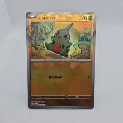 Holofoil Larvitar (Poke Ball Pattern) - 047/131 - NM - SV: Prismatic Evolutions - Image 1