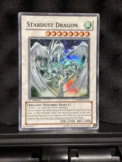 Stardust Dragon DP08-EN014 - Yusei - 1st Edition - Image 1