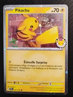 Carte SWIRL RARE🌀Pokemon Promo PIKACHU 051/162 Holo neuve Fr avec Stamp 30 ans - Image 2