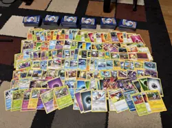 HUGE LOT of over 500 Pokemon Trading Cards - Image 1