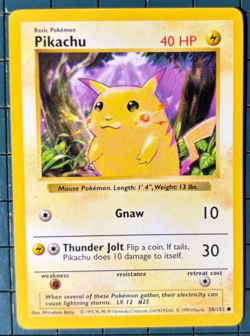 PIKACHU PLAYING CARD SHADOWLESS RED CHEEKS VERSION 1999 - 58/102 BASE SET CARD - Image 1