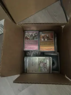 Pokemon Card Bulk 1,050 Cards (800 Regular, 200 Holo/reverse Holo, And 50 Energy - Image 1