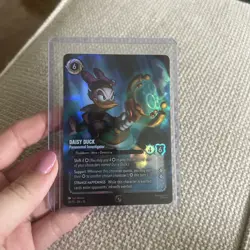 Lorcana - Daisy Duck - Paranormal Investigator - Set Champ Top 8 Promo 24/P3 - Image 1