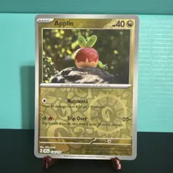 Applin 138/191 (Yuka Morii) Reverse Holo SV08: Surging Sparks NM - Image 1