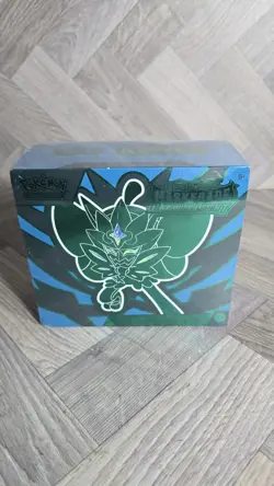Pokemon TCG “Karmesin & Purpur – Maskerade im Zwielicht” Top Trainer Box - Image 1