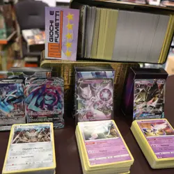 Lotto POKEMON 400 carte + 3 mazzi e 4 carte speciali in italiano CARTE ORIGINALI - Image 1