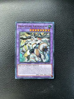 Dracotail Arthalion JUSH-EN006 Justice Hunters 1st Edition Ultra Rare NM Yugioh - Image 1