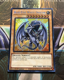 * BLUE-EYES WHITE DRAGON * 1ST EDITION SECRET RARE (CHIBI) BLMM-EN001 YUGIOH! - Image 1