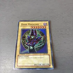 YUGIOH TCG DARK MAGICIAN SYE-001 ULTRA 1ST EDITION LP 1996 - Image 1