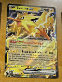 POKEMON 151 CARD RARE HOLO CARTE Electhor Ex 145/165 MEW FR NM 2023 - Image 1