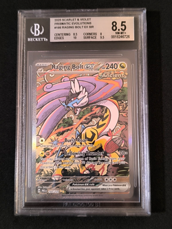 2025 Pokemon Prismatic Evolutions Raging Bolt EX SIR #166 BGS 8,5 - Image 1