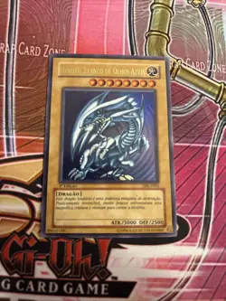 Yugioh Blue Eyes White Dragon DIK-P001 1ST ULTRA (LP) PORTUGESE - Image 1