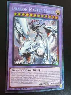 Yugioh - Dragon Master Magia RA04-EN055 Prismatic Collectors Rare Near Mint X1 - Image 1