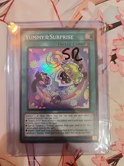 Yugioh! TCG - Yummy Surprise - Super Rare - JUSH-EN025 - Justice Hunters - 1st - Image 1