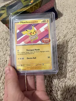 Pokemon Card Pikachu Berkemeja Batik 190/SV-P Promo Pikachus Indonesia Journey - Image 1