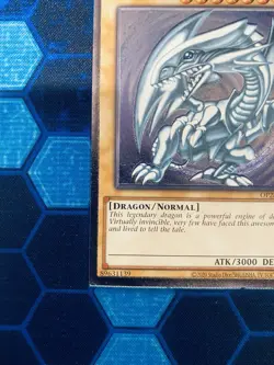 Blue-Eyes White Dragon Ultimate Rare OP28-EN001 NM Yugioh - Image 5