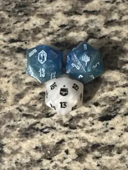 MTG FF: Gift Bundle Crystal Shinra Bluex2 & White Oversizedx1 D20 Dice - Image 1